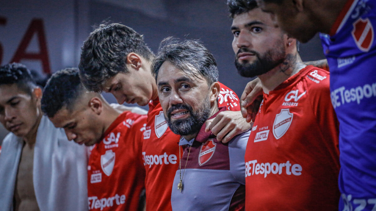 Luizinho Lopes ao lado dos jogadores no vestiário do OBA