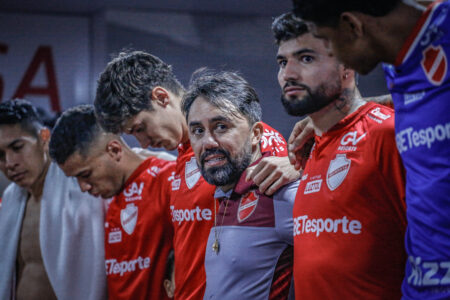 Luizinho Lopes ao lado dos jogadores no vestiário do OBA