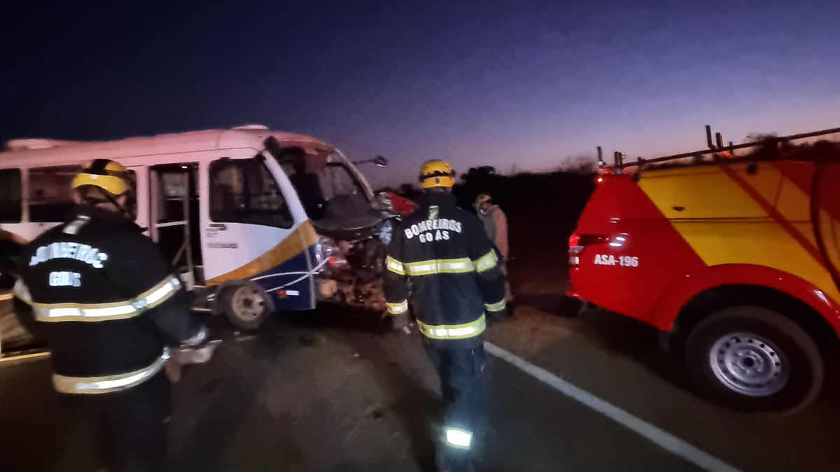 Imagem colorida mostra a colisão entre um microôninus e um carro de passeio