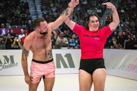 Gabi Garcia levantando a mão de Craig Jones