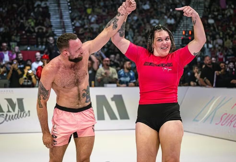 Gabi Garcia levantando a mão de Craig Jones