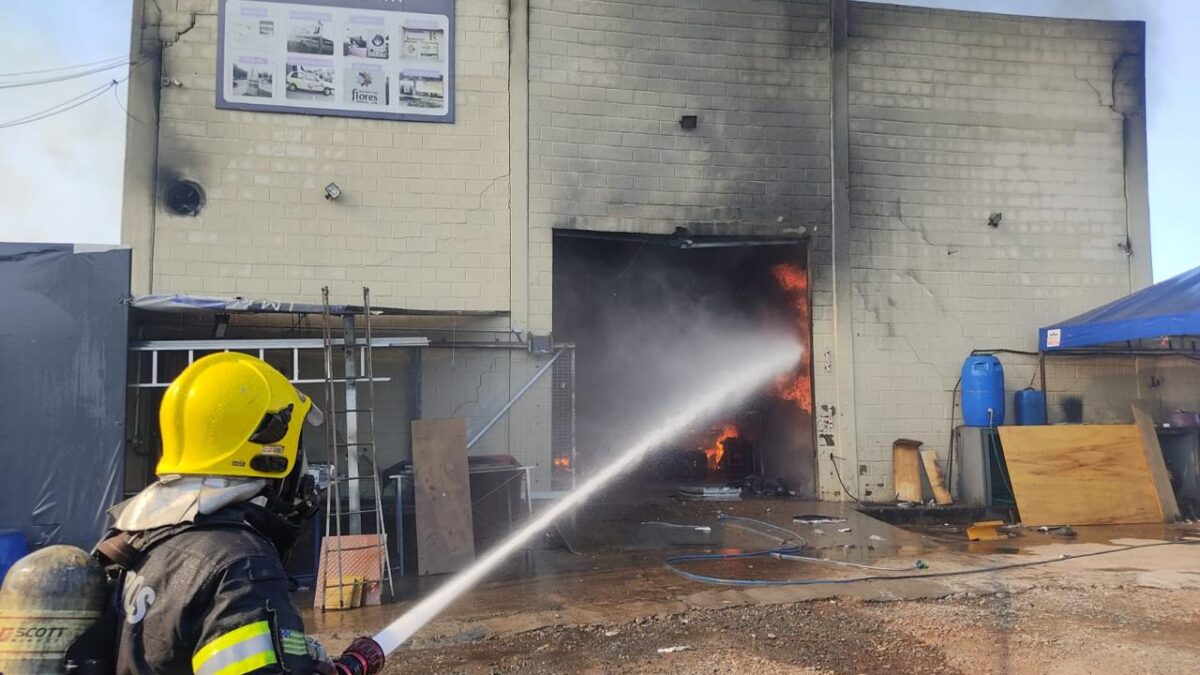 Incêndio destrói empresas em Goiânia