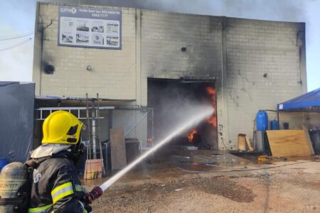 Incêndio destrói empresas em Goiânia