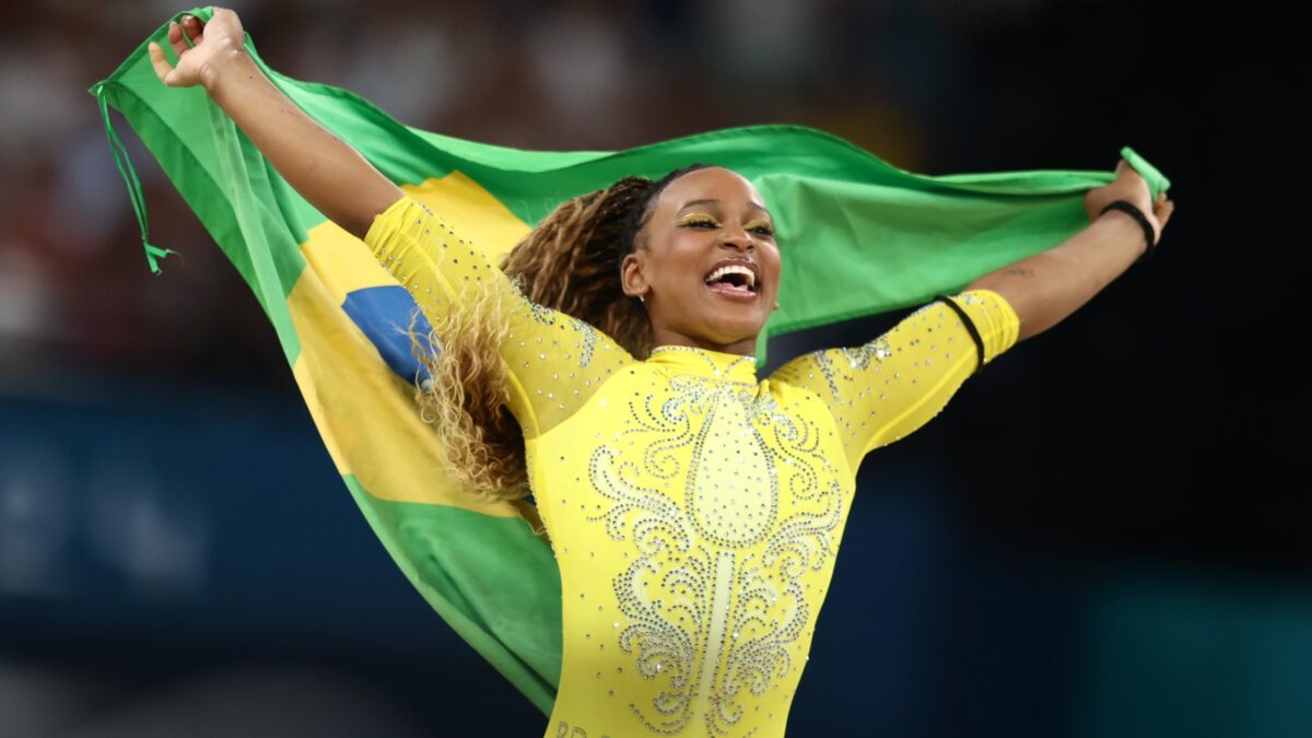 Rebeca Andrade com a bandeira do Brasil