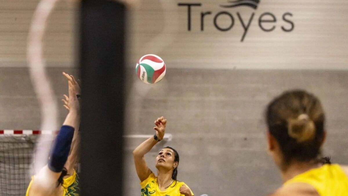 Atletas do vôlei sentado feminino treinando