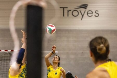 Atletas do vôlei sentado feminino treinando