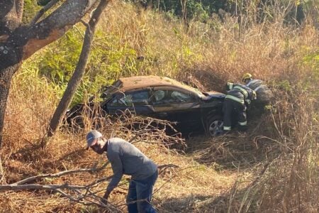 Cristalina: carro com quatro pessoas sai da pista, bate em árvore e uma pessoa morre