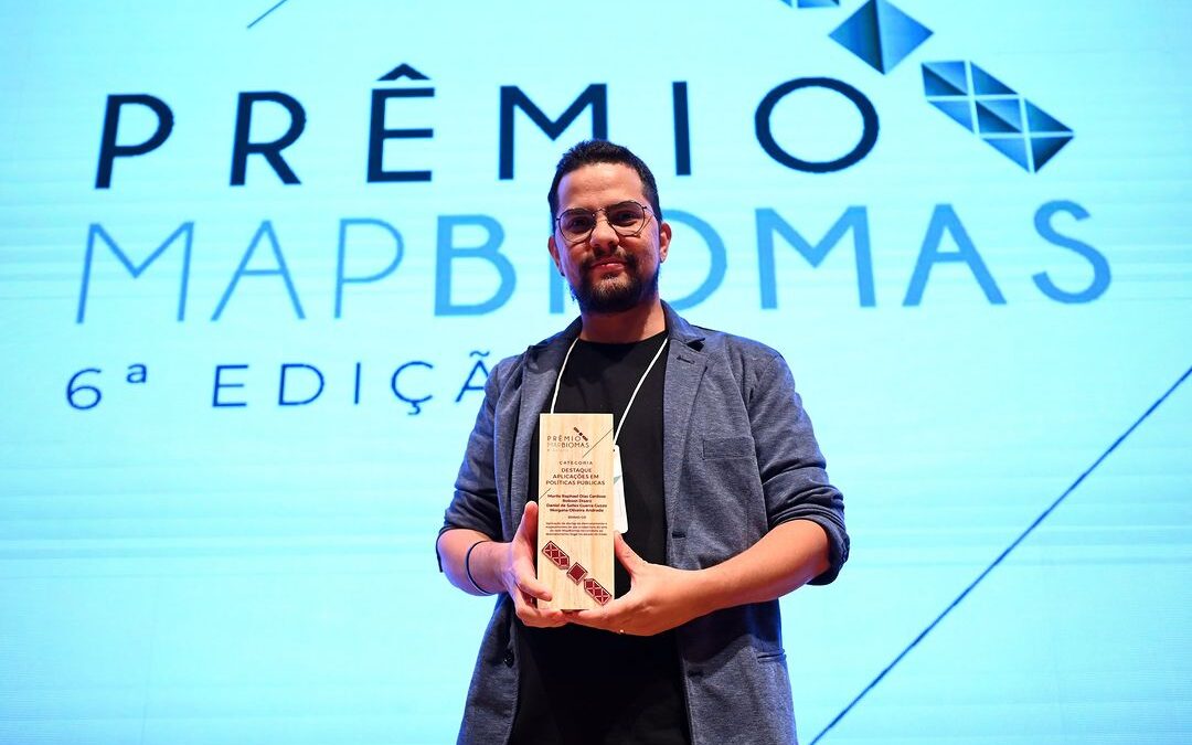 Murilo Cardoso, gerente de Geoprocessamento e Sensoriamento Remoto da Semad, recebe prêmio (Foto: Governo de Goiás)