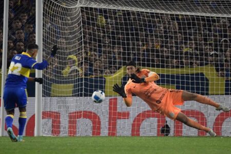 Cássio defendendo pênalti pelo Corinthians contra o Boca Juniors