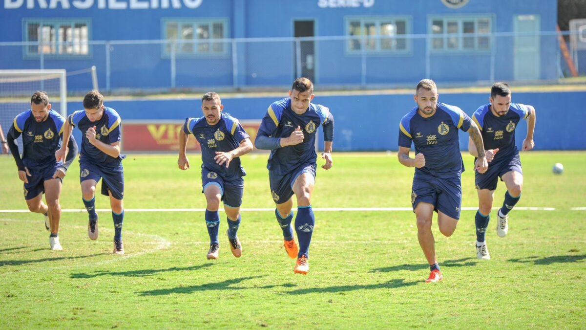 Jogadores da Aparecidense correndo em campo