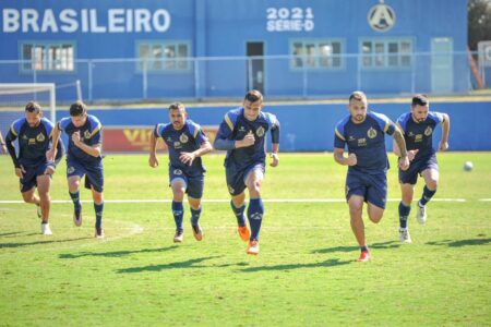 Jogadores da Aparecidense correndo em campo