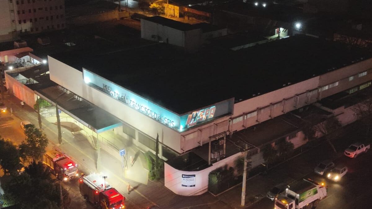 Imagem aérea mostra um hospital atingido por um incêndio em Goiânia