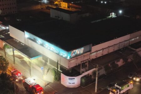 Imagem aérea mostra um hospital atingido por um incêndio em Goiânia