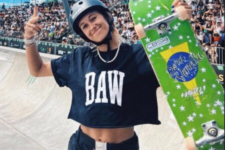 Dora Varella com um skate do Brasil