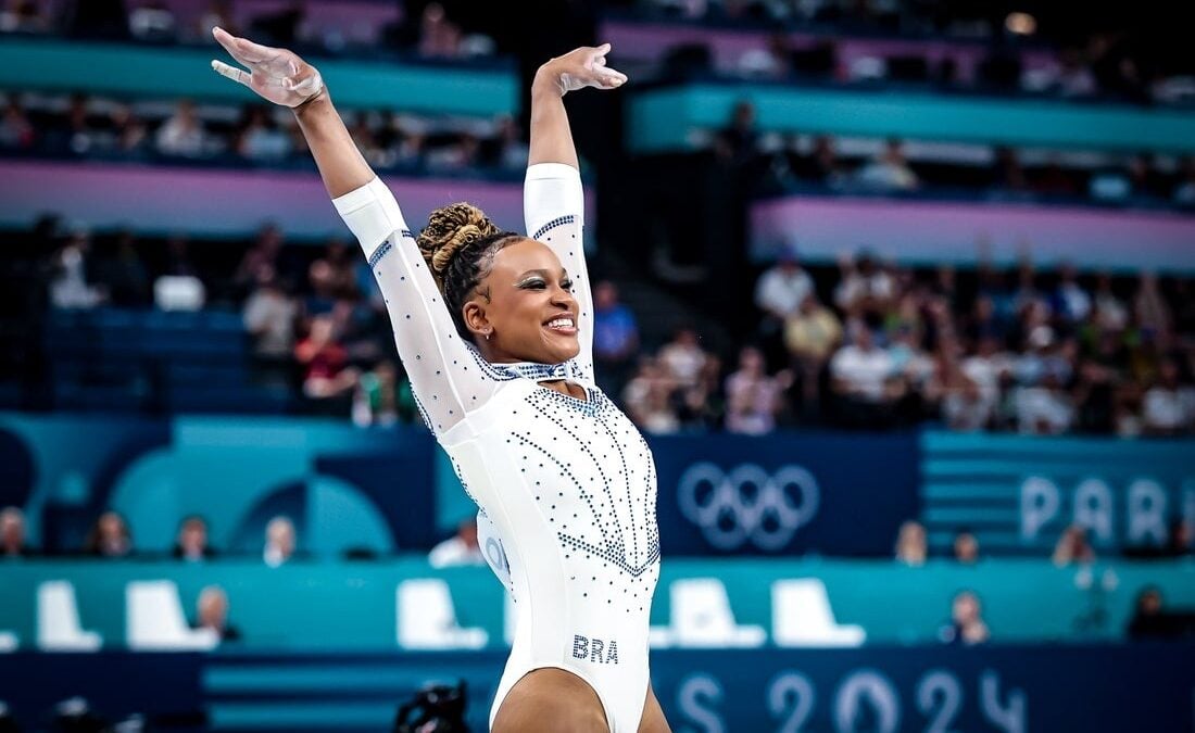 Rebeca Andrade comemorando após apresentação