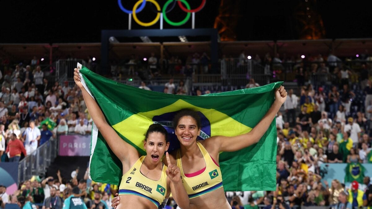 Duda e Ana Patricia com a bandeira do Brasil