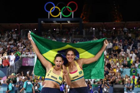 Duda e Ana Patricia com a bandeira do Brasil