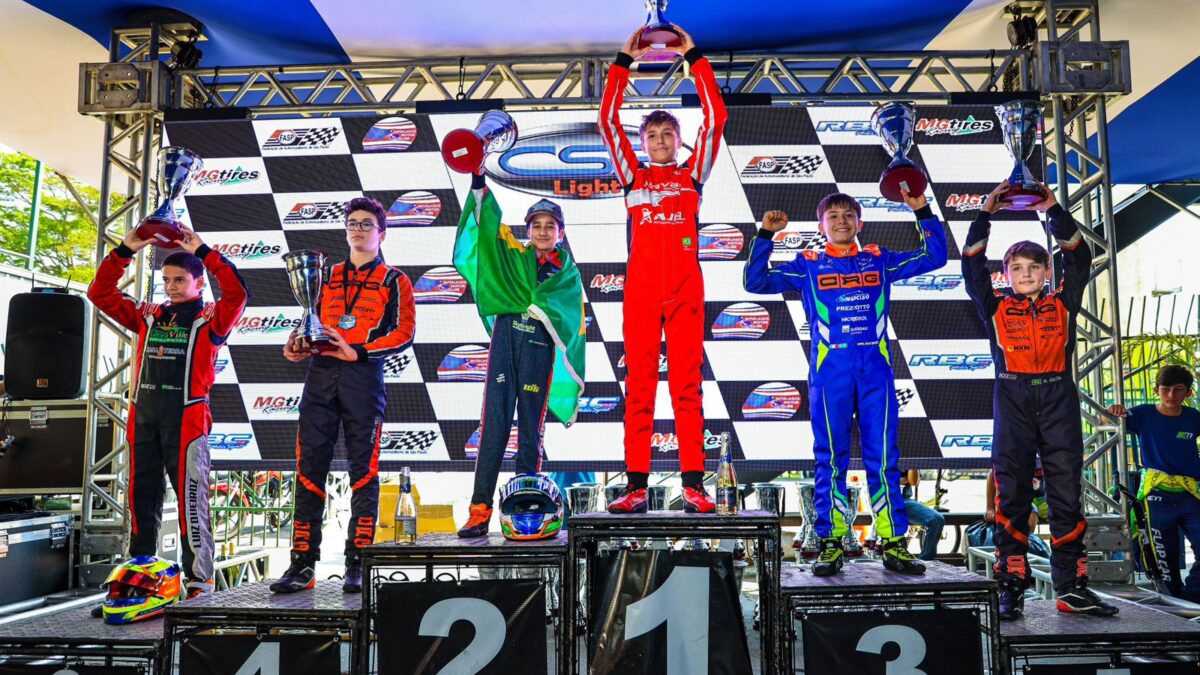 Theo Salomão no lugar mais alto do pódio