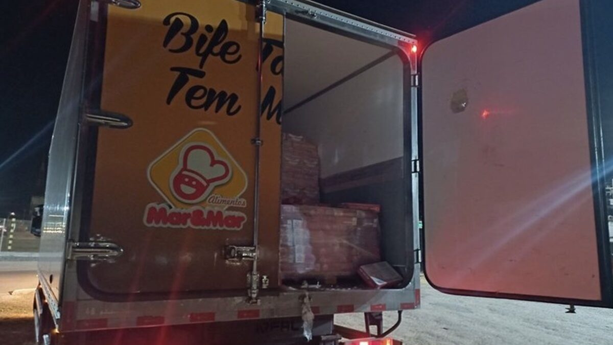 Homem tenta furtar carga de caminhão, mas é trancado no baú e preso pela PRF, em Cristalina