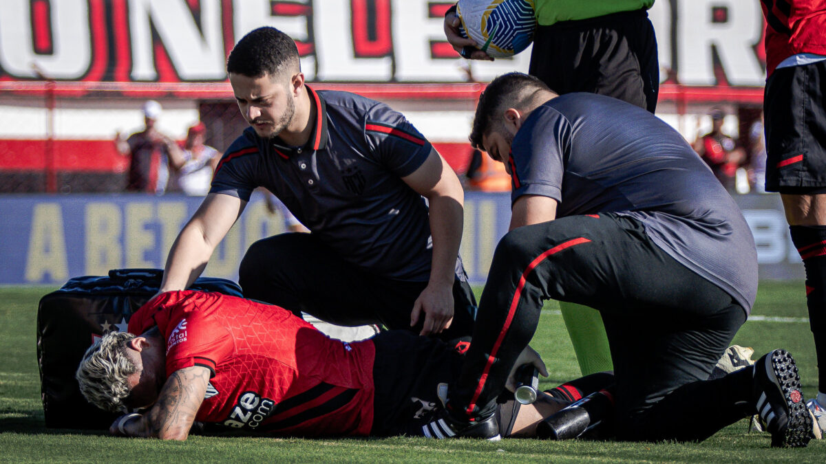 Derek sendo atendido pelo departamento médico