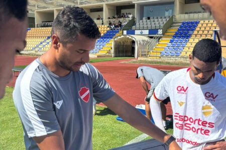 Tutti Mendes comandando a equipe sub-20 do Vila Nova