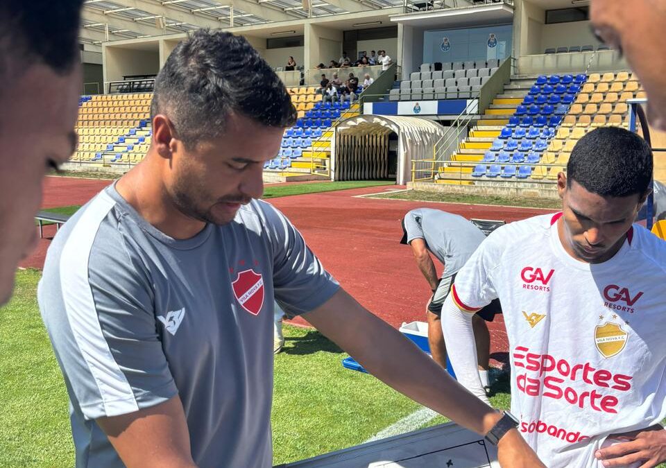 Tutti Mendes comandando a equipe sub-20 do Vila Nova
