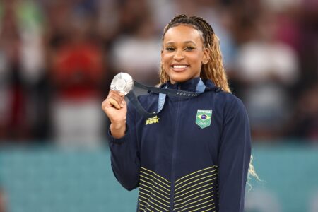 Rebeca Andrade com medalha de prata