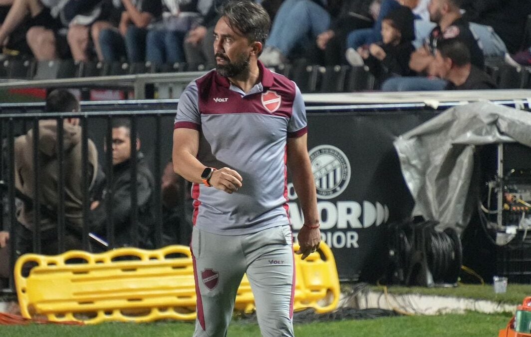 Luizinho Lopes na beira do gramado do Germano Kruger