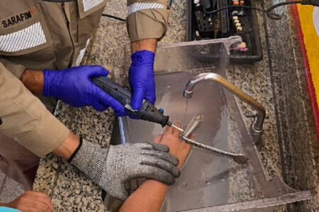 Criança é socorrida ao ficar com ferramenta presa ao dedo; vídeo Dedo da garota inchou, o que dificultou a retirada