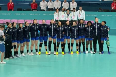 Elenco perfilado da seleção brasileira de handebol feminino