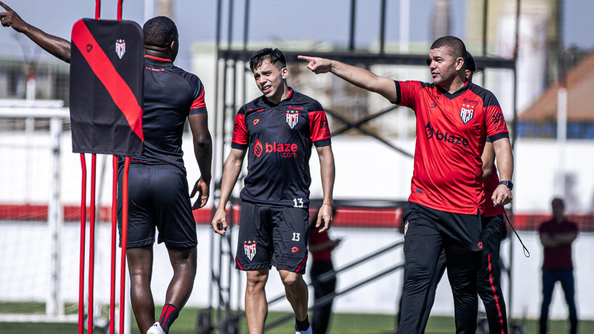 Umberto Louzer orientando Alejo Cruz no CT do Dragão