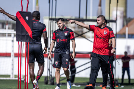 Umberto Louzer orientando Alejo Cruz no CT do Dragão