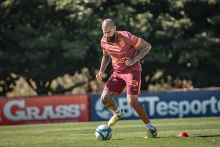 Quintero treinando no CT Vila do Tigre 2024