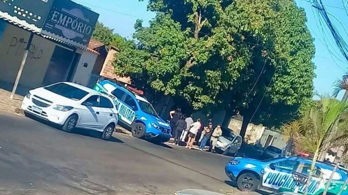 Foto colorida mostra viaturas em frente a casa onde filho encontrou a mãe morta a pauladas em Aparecida (Foto: PM)