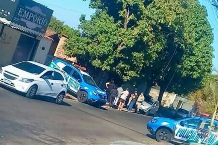 Foto colorida mostra viaturas em frente a casa onde filho encontrou a mãe morta a pauladas em Aparecida (Foto: PM)