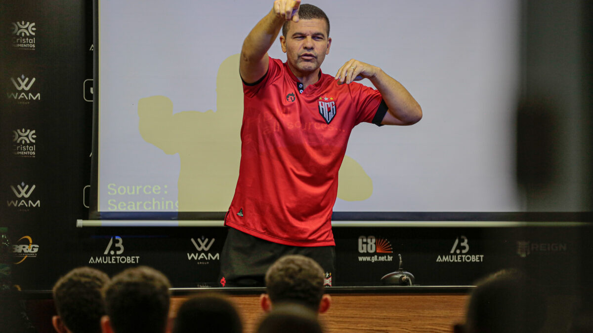 Umberto Louzer durante preleção em passagem de 2022