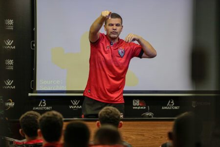 Umberto Louzer durante preleção em passagem de 2022