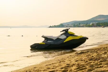 Mãe morre após ser atropelada por filhas gêmeas em moto aquática na França Adolescentes sofreram ferimentos leves e foram para hospital