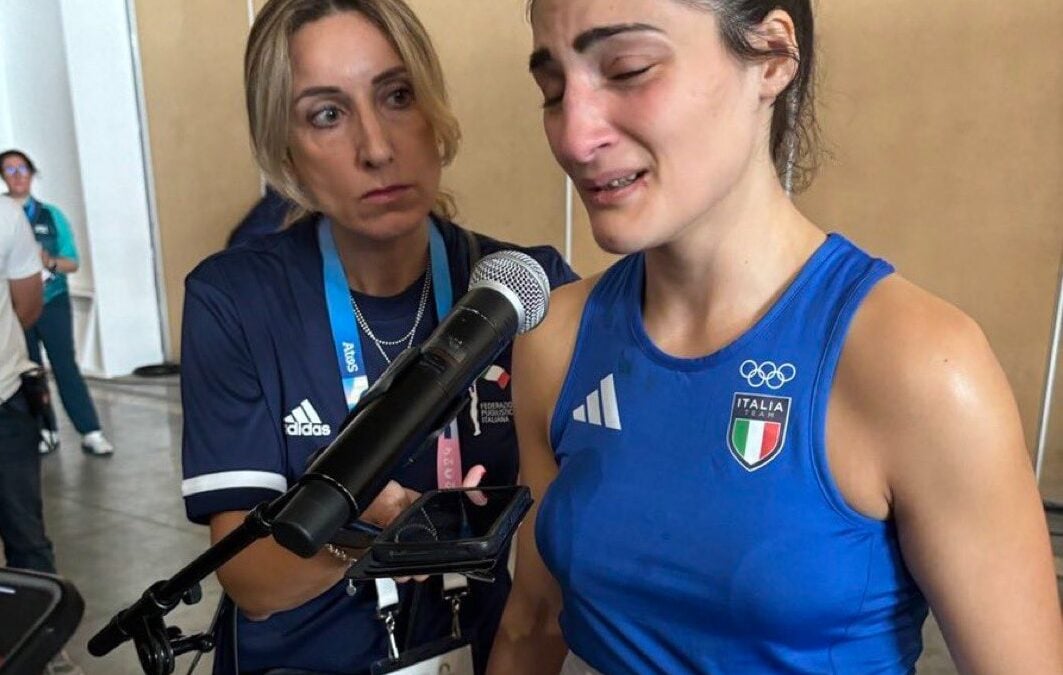 Angela Carini chorando em entrevista após a luta