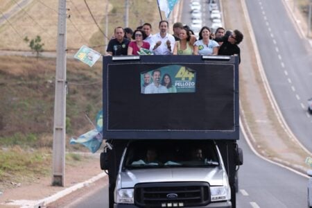 Candidato à reeleição em Senador Canedo, Pellozo faz carreata com a filha de Caiado