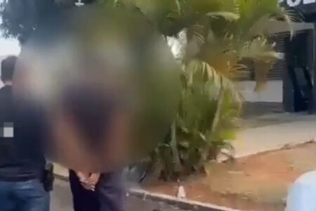 Marido é preso por agredir esposa com socos e tapas por ciúmes, em Novo Gama Agressor foi localizado próximo à residência da mãe