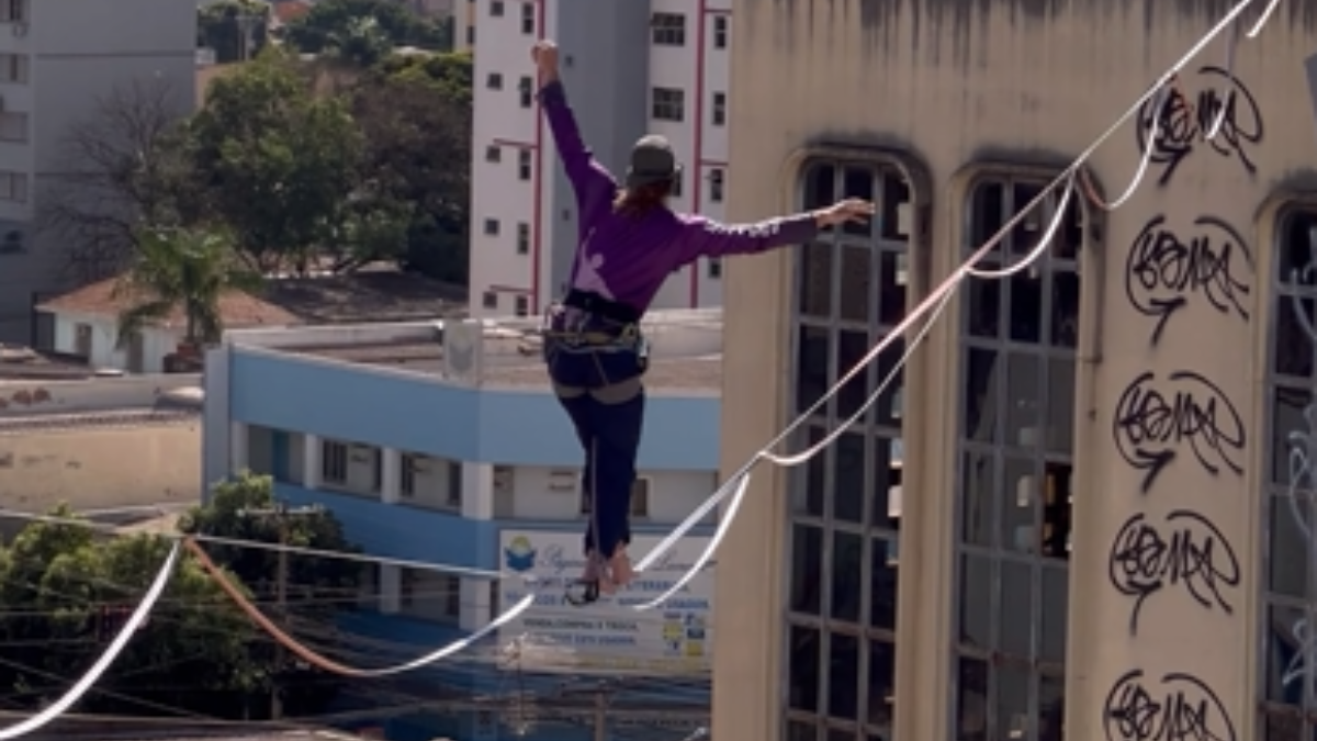 Atletas praticam highline em Goiânia