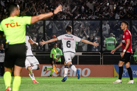 Lucas Piton comemorando o gol marcado em São Januário