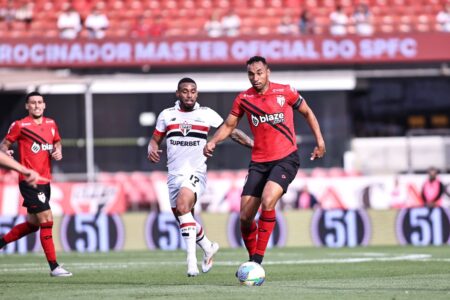 Pedro Henrique sendo marcado no Morumbis