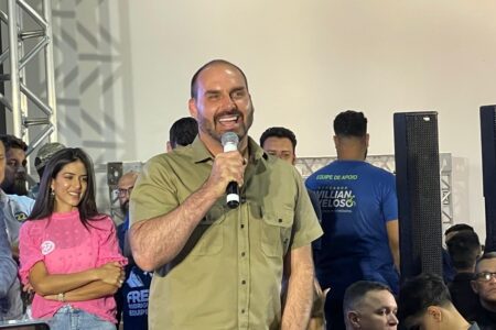 “Está fácil, Goiânia. Tem uma verdadeira candidatura, com chance real de vitória”, diz Eduardo Bolsonaro