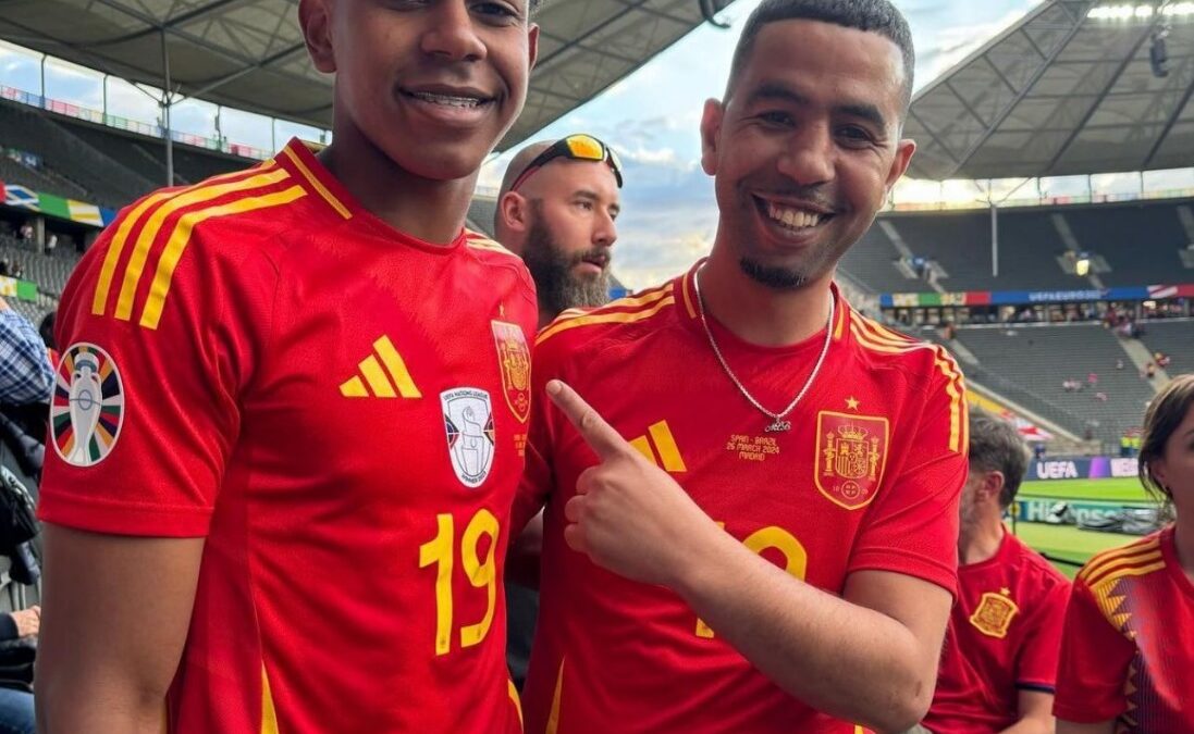 Lamine Yamal e seu pai na arquibancada