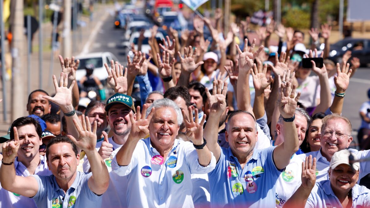 Caiado participa de caminhadas em apoio a Mabel e Vilela; veja agenda governador votará no Colégio Estadual Zizi Perillo Caiado, em Crixás