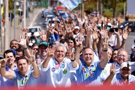 Caiado participa de caminhadas em apoio a Mabel e Vilela; veja agenda governador votará no Colégio Estadual Zizi Perillo Caiado, em Crixás