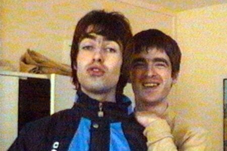 Oasis: Liam e Noel Gallagher confirmam retorno 15 anos após fim do grupo Famosos como Cauã Reymond demonstraram animação com o retorno