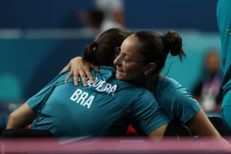 Cátia e Joyce Oliveira se abrançando